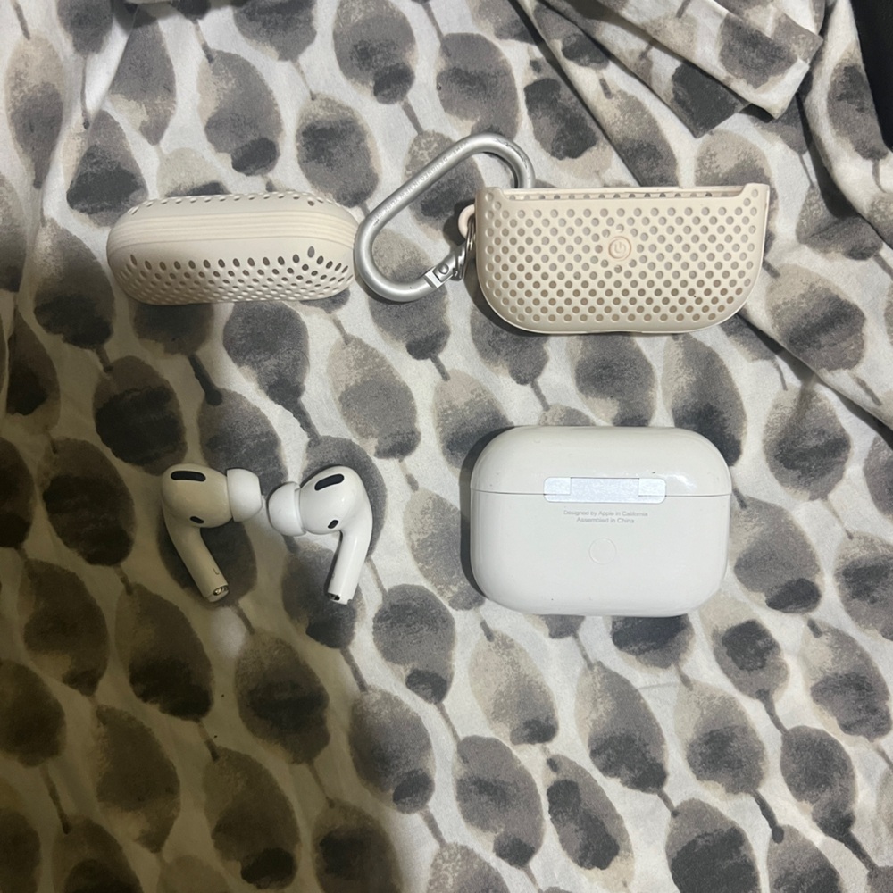 Apple AirPods Pro (1st Generation) with MagSafe Charging Case